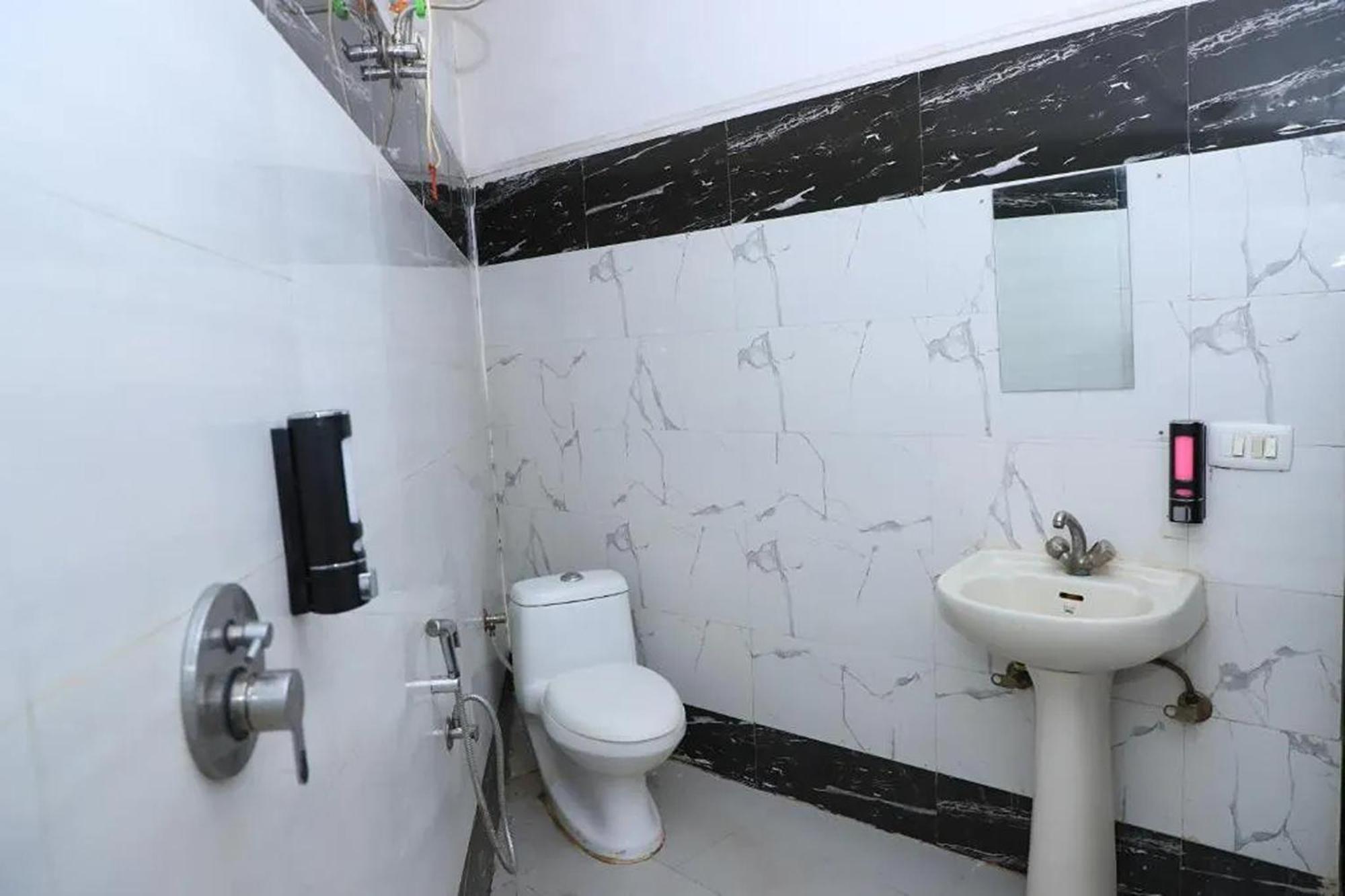 Hotel Global Inn By Quality Inn Nowe Delhi Zewnętrze zdjęcie